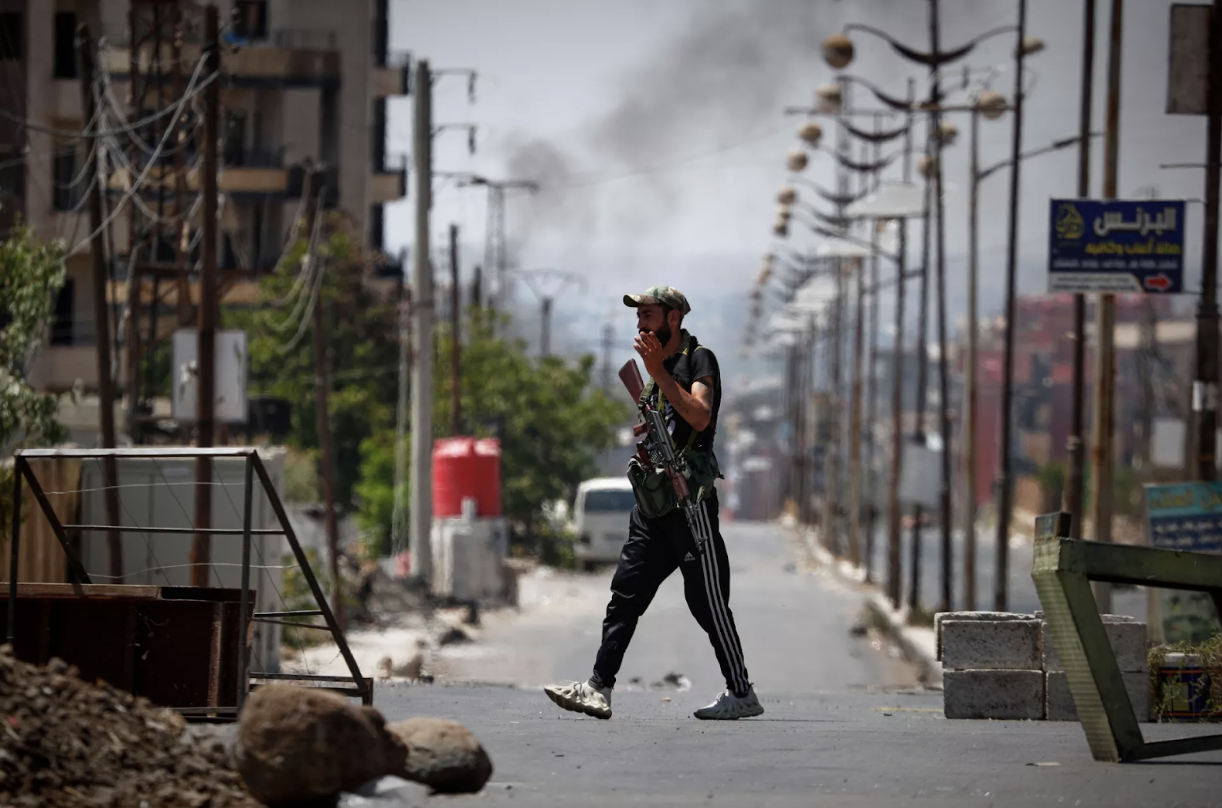 Photo of a soldier smoking in the chaos in Suweida